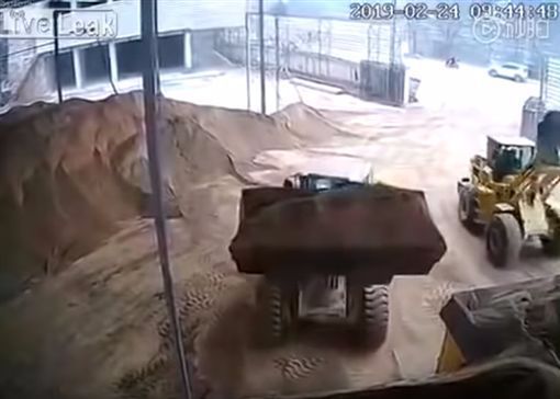 畫面曝光 女工站鏟車視線死角,被被鏟起連同廢土倒進碎石機