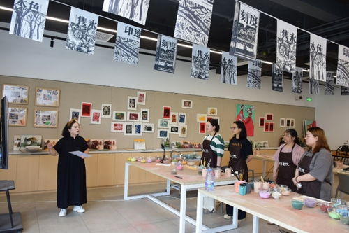 湘女畫家獨(dú)創(chuàng)砂石畫 將 國(guó)際張 裝進(jìn)畫里送給世界