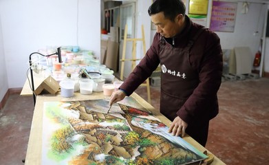 砂石畫展現(xiàn)家鄉(xiāng)美