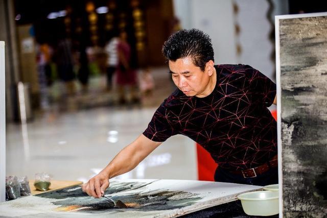 砂石畫進(jìn)駐武陵山珍館,李軍聲現(xiàn)場創(chuàng)作表演