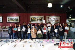 駐華外交官來軍聲畫院體驗砂石畫藝術